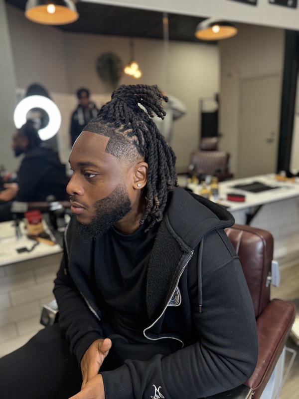 High top dreads av Mohammad i Stockholm - skarp line-up och fade på sidorna med välformad skäggkontur